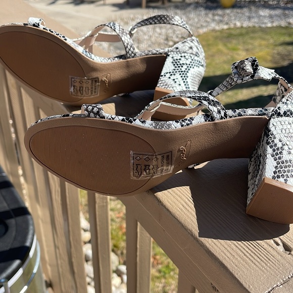 snakeskin like healed sandal by QUPID size 9. Never worn. - Picture 4 of 6